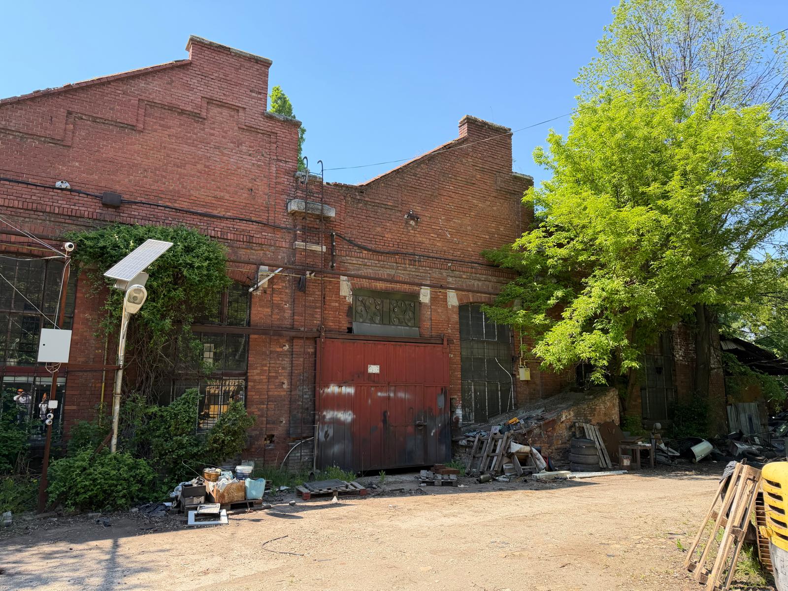 Fațadă cărămidă cu poartă industrială